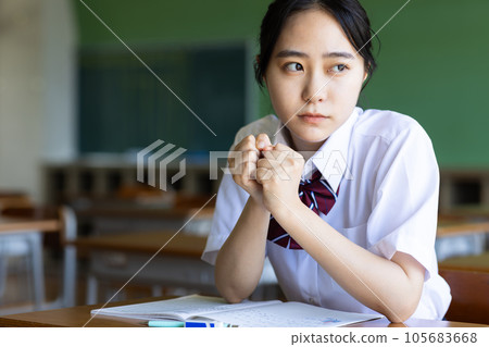 High school girl thinking in the classroom 105683668