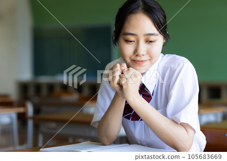 High school girl thinking in the classroom 105683669