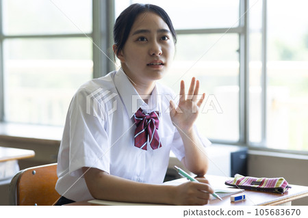School girls who take classes in the classroom 105683670