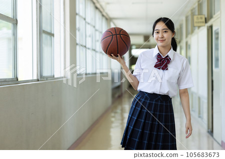 basketball and high school girl 105683673