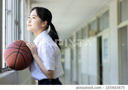 basketball and high school girl 105683675