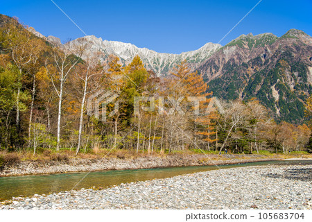 [Best season! Kamikochi in autumn] A large panorama of the Northern Alps seen from the Azusa River 105683704
