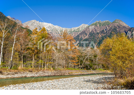 [Best season! Kamikochi in autumn] A large panorama of the Northern Alps seen from the Azusa River 105683705