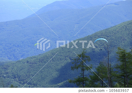 Scenery where paragliders fly 105683937