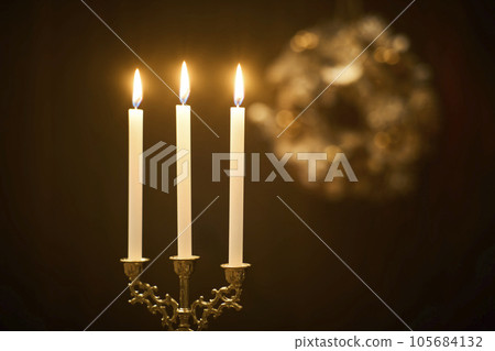 Candlelight and Christmas wreath 105684132