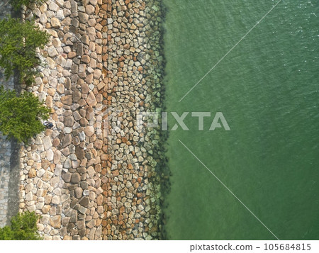 [無人機] 鵝卵石廢墟海岸和平靜的大海 105684815