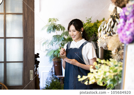 A young woman working in a cafe 105684920
