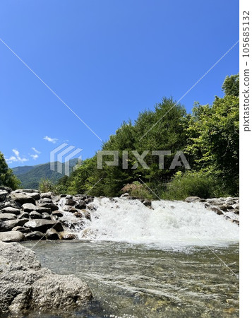 石空川的流淌俯瞰著南阿爾卑斯山的群山 105685132