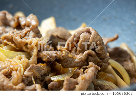 炒牛肉、洋蔥、杏鮑菇,烹飪場景特寫。 炒牛肉、洋蔥、杏鮑菇,烹飪場景特寫。 105686302