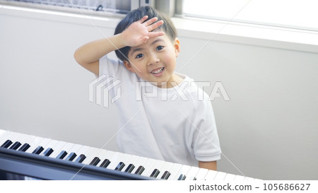 Children's piano classroom image 105686627