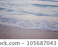 海浪拍打著沙灘 105687043