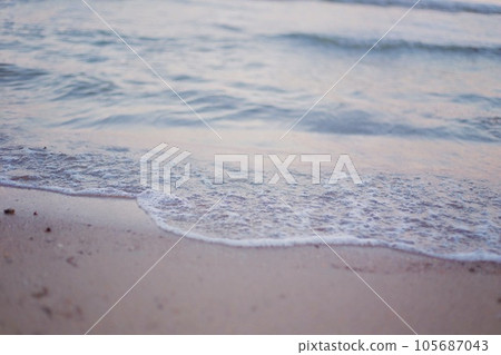 海浪拍打著沙灘 海浪拍打著沙灘 105687043