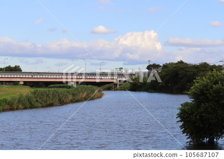 Scenery of Motoara River flowing near Hasuda City, Saitama Prefecture in summer 105687107