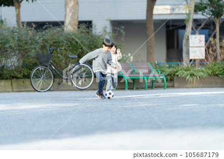 孩子們在公園踢足球 105687179