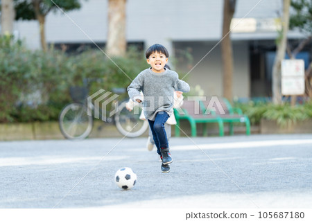 孩子們在公園踢足球 105687180