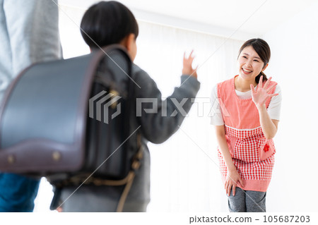 母親送兒子上學 105687203