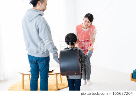 母親送兒子上學 105687204