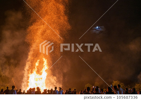 Scenery of "Notojima Mukoda Fire Festival", one of Japan's three major fire festivals burning in the dark summer night | Notojima, Nanao City, Ishikawa Prefecture 105687336