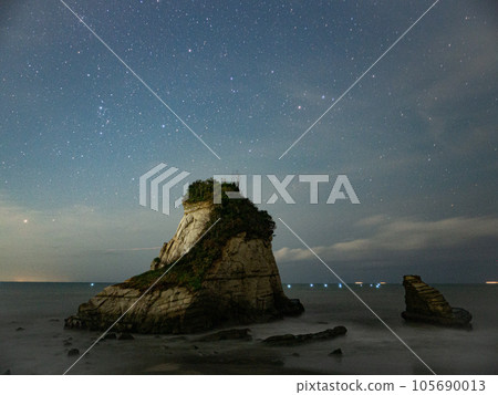 銀河在麻雀岩上空升起 105690013