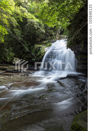 津金大年瀑布位於岩瀨戶溪谷下游【長崎縣西海市】 105690135