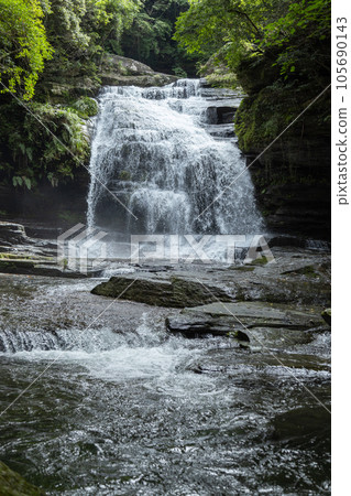 Tsugane Otoshi Falls located in the lower reaches of the Iwasedo Valley [Saikai City, Nagasaki Prefecture] 105690143