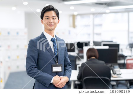 在辦公室工作的年輕招募男性商人 105690189