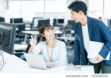 男性和女性年輕工程師在辦公室操作個人電腦時開會 105690261