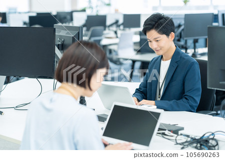 男性和女性年輕工程師在辦公室操作個人電腦時開會 105690263