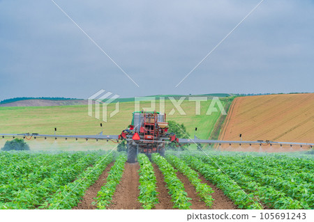 (Hokkaido) Biei no Oka Disinfection work using a tractor Summer (Hokkaido) Biei no Oka Disinfection work using a tractor Summer 105691243