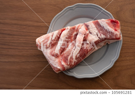 豬肉塊放在盤子裡 105691281