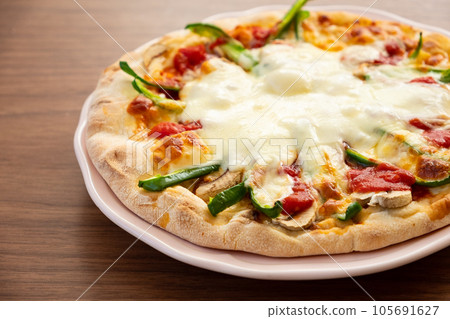 木桌上的馬蘇里拉奶酪披薩 木桌上的馬蘇里拉奶酪披薩 105691627