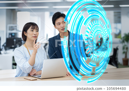 男性和女性年輕工程師在辦公室操作個人電腦時開會 男性和女性年輕工程師在辦公室操作個人電腦時開會 105694480