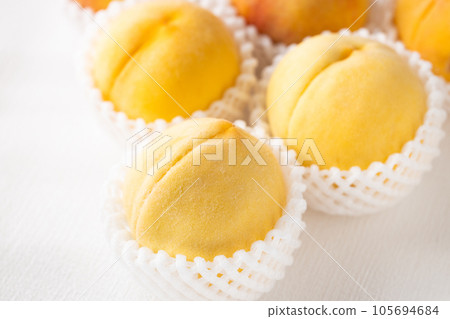 Delicious-looking golden peaches from Yamanashi Prefecture 105694684