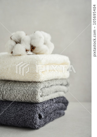 Stack of bath towels with cotton flowers 105695484