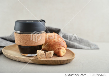 Coffee to-go in reusable travel mug 105695602