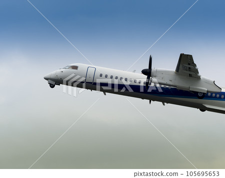 客機在多雲的天空中飛行 105695653
