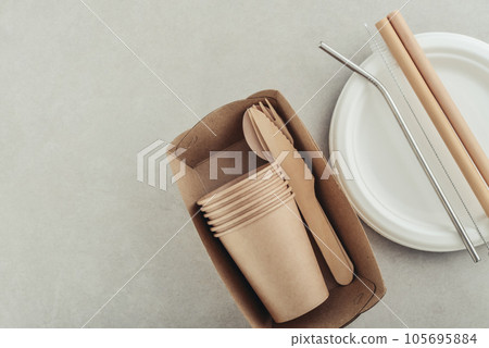 Set of eco-friendly tableware and kraft paper food packaging 105695884