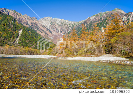 景色絕佳！秋天的上高地【從河童橋周圍眺望北阿爾卑斯山全景】 105696803