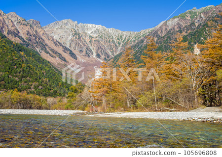 景色絕佳！秋天的上高地【從河童橋周圍眺望北阿爾卑斯山全景】 105696808