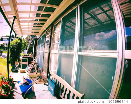 日本鄉村的屋簷和大窗戶 日本鄉村的屋簷和大窗戶 105696844