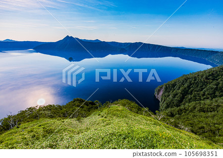 [Hokkaido/ Lake Mashu] Summer morning from Lake Mashu Third Observatory July 105698351