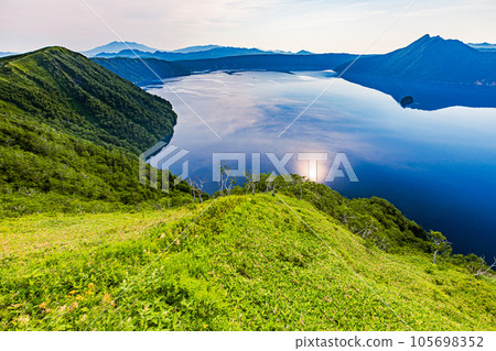 [Hokkaido/ Lake Mashu] Summer morning from Lake Mashu Third Observatory July 105698352