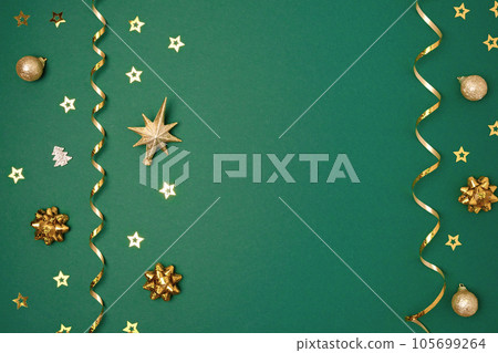 New Year Green Background. Golden Decoration. Christmas Greeting Card Mockup. Sparkle Baubles. Top view, Copy Space. Gold Balls, Confetti on Dark Green Festive Backdrop. Banner Template. Xmas Frame. 105699264