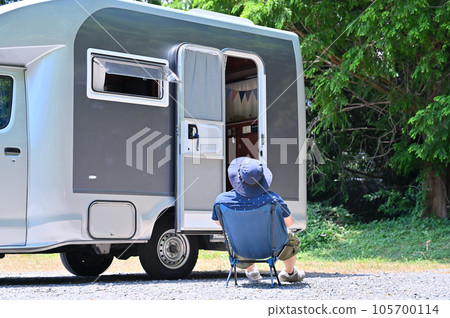 享受露營生活的男人 汽車露營地 獨自露營 105700114