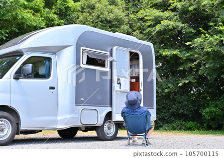 享受露營生活的男人 汽車露營地 獨自露營 105700115