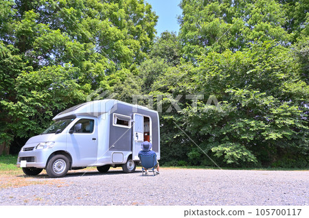 享受露營生活的男人 汽車露營地 獨自露營 105700117
