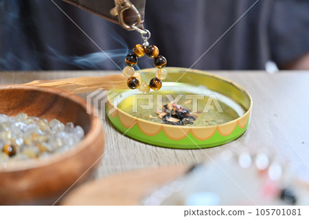 帕洛桑托女人用白鼠尾草淨化能量石 105701081