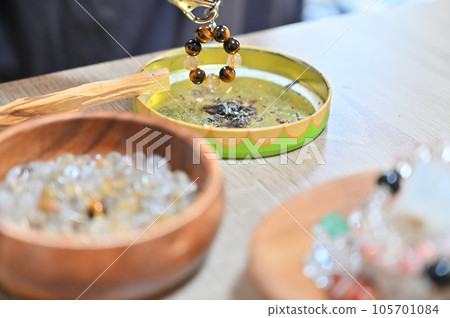 帕洛桑托女人用白鼠尾草淨化能量石 帕洛桑托女人用白鼠尾草淨化能量石 105701084