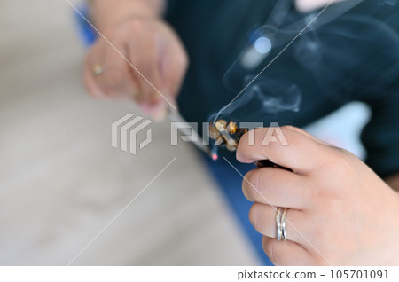 帕洛桑托女人用白鼠尾草淨化能量石 帕洛桑托女人用白鼠尾草淨化能量石 105701091