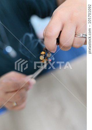 帕洛桑托女人用白鼠尾草淨化能量石 帕洛桑托女人用白鼠尾草淨化能量石 105701092
